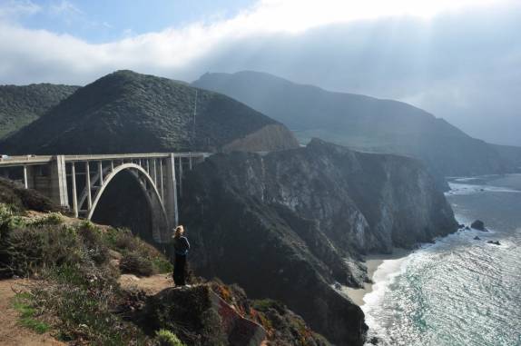 Um dos muitos viadutos que cruzam os desfiladeiros do Big Sur, ao sul de Carmel, na costa da Califórnia, nos Estados Unidos
